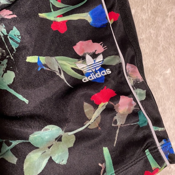 New Adidas original women’s shorts - Picture 2 of 3
